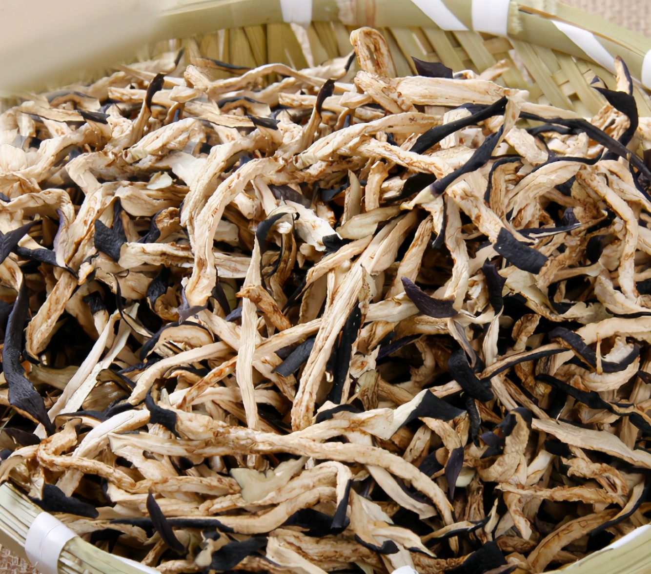 自晒茄子干,先焯水还是直接晒?用对方法,1天晒好,软嫩有嚼劲