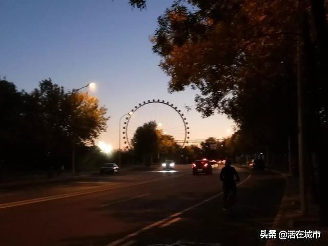 慢慢走，看摩天轮在夜色里闪闪烁烁