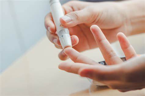 服用瑞舒伐他汀，为什么1个月后要到医院复查，是担心副作用吗？