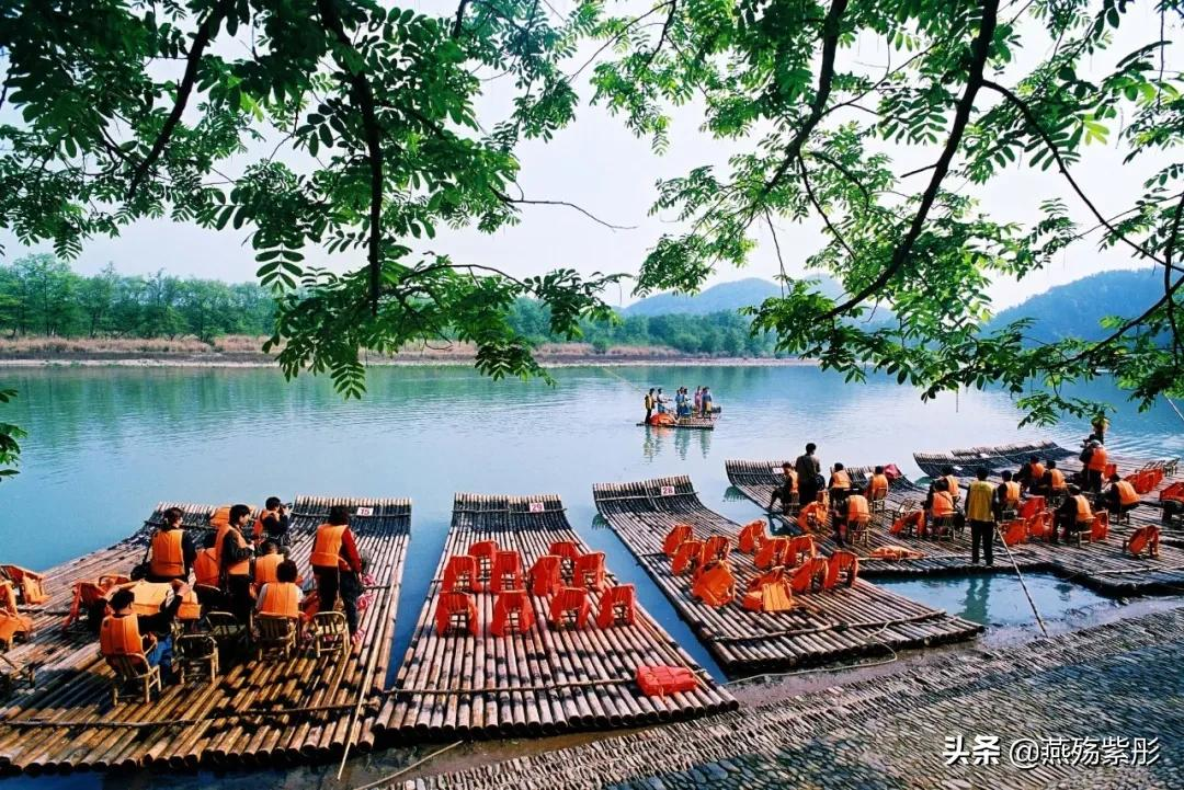 空山新雨后,景色分外娆,竹筏水上行,诗意盎然时,你心动了吗?