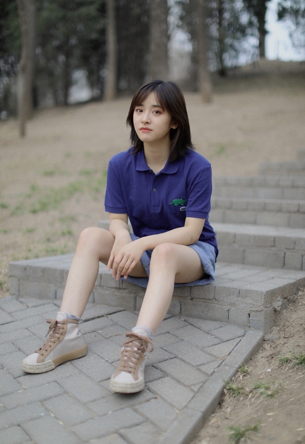 沈月晒"春游照",身穿格子衬衫配灰西装外套,日系风格清新可爱