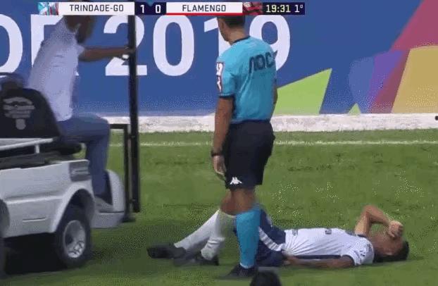 巴西足球比赛球员受伤，遭救护车司机二次碾压，司机不厚道的笑了