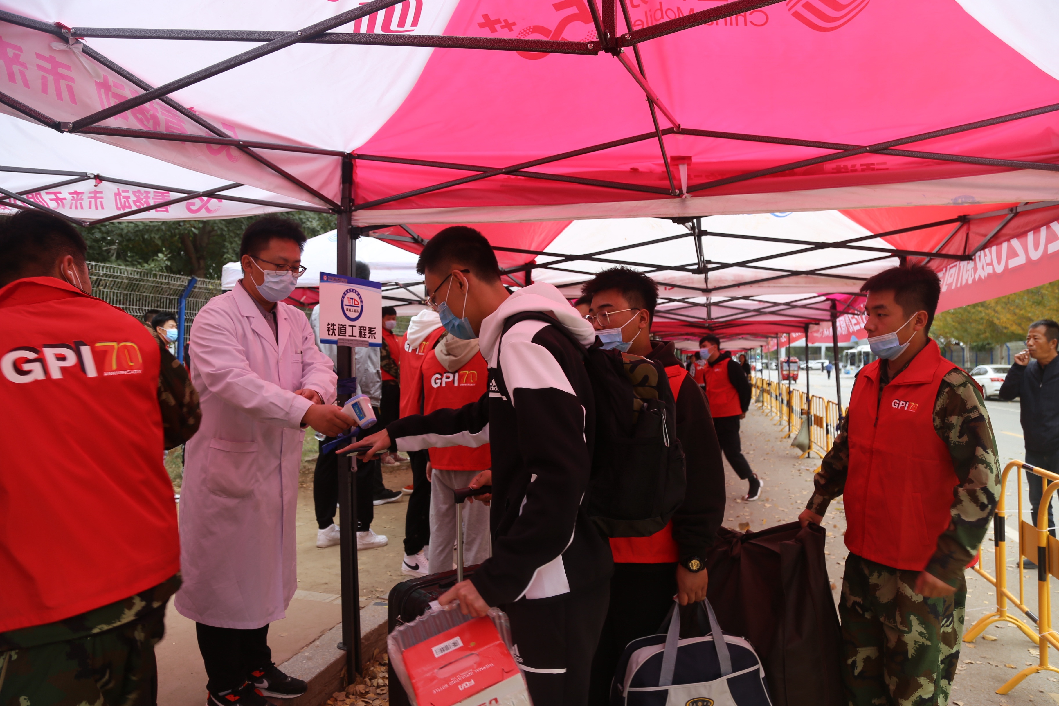 辽宁轨道交通职业学院：小红马甲志愿者们热情迎接新生