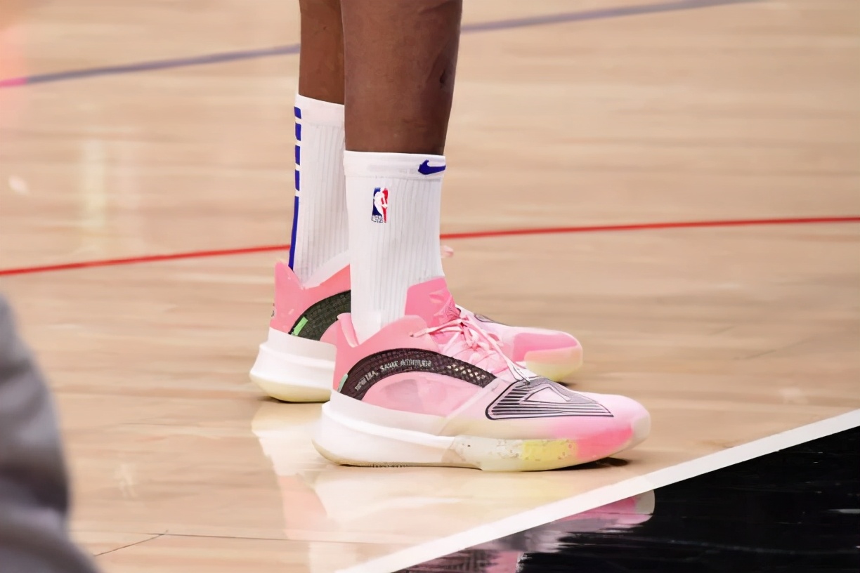 nba穿李宁鞋的球员有哪些（NBA球员上脚：詹姆斯2双签名鞋，巴特勒穿李宁驭帅14？）