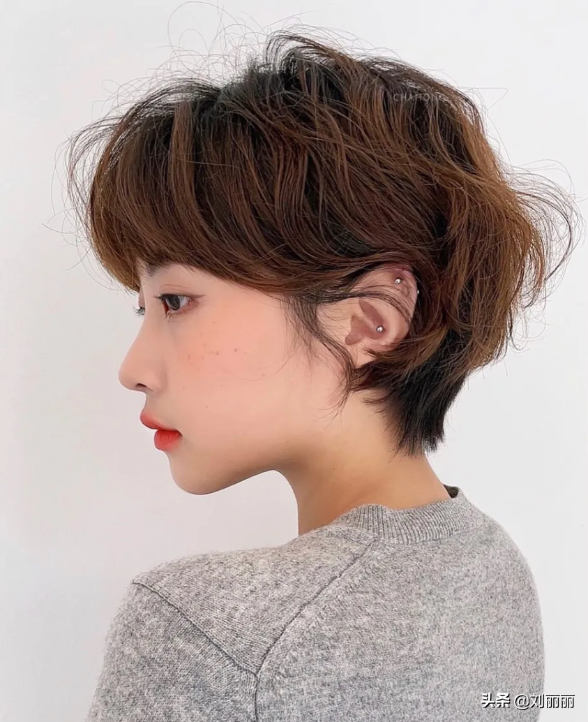 女生短发发型图片(新流行发型19款) 