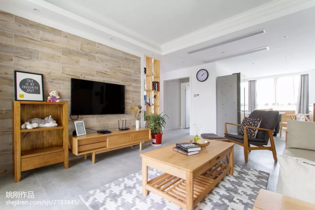 2,做沙发背景墙沙发背景墙的木板色尽量冷静,沉稳的浅暗色系,给人一种