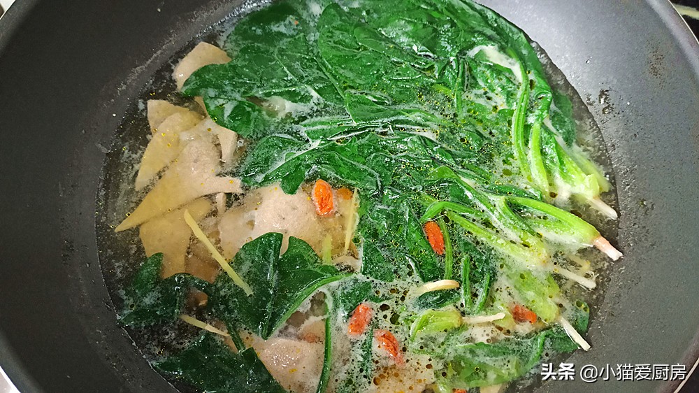 “猪肝菠菜汤”学会这样做，营养好喝，味道鲜美，我家孩子特爱喝