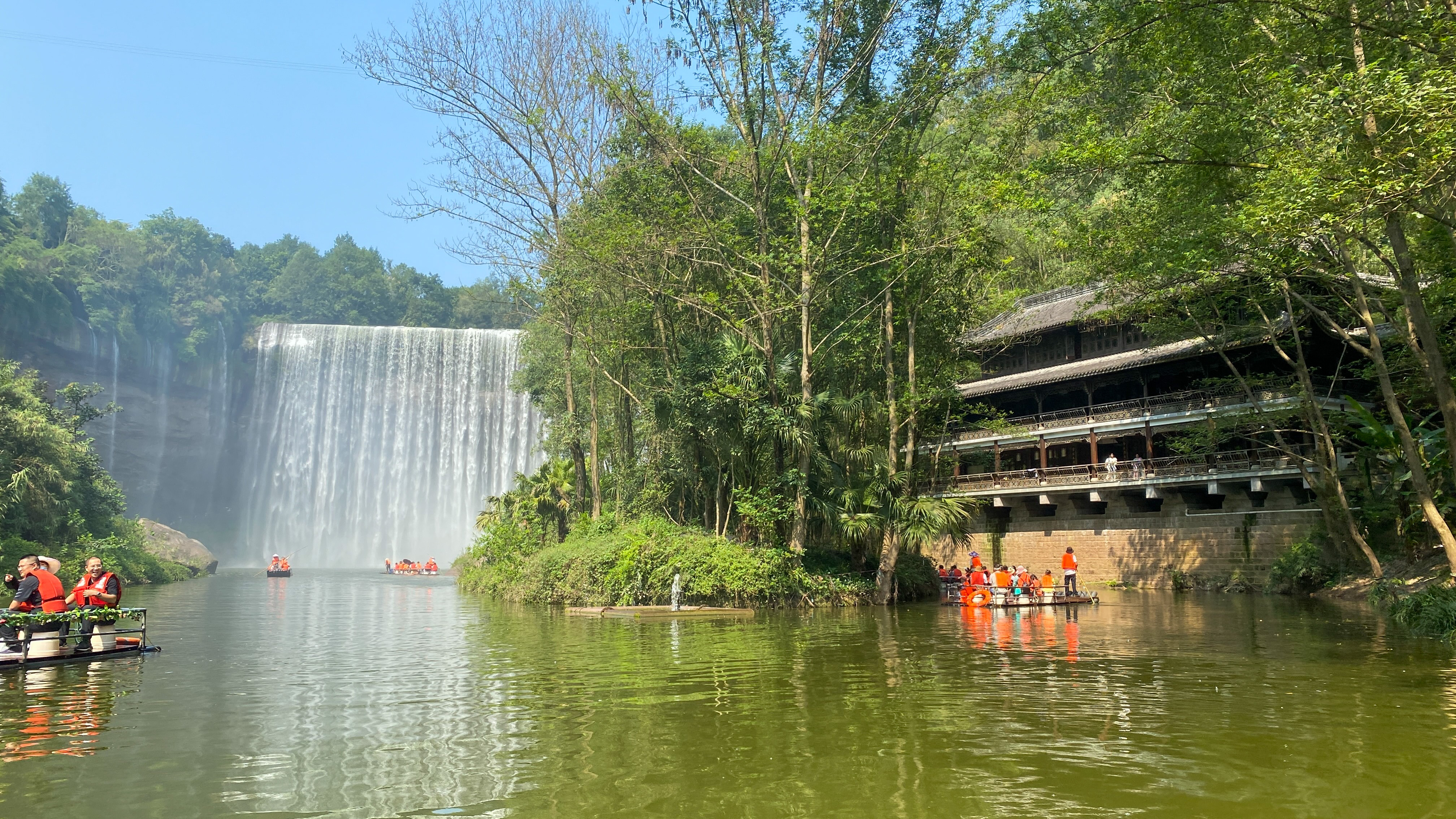 亚洲第一大瀑布不在贵州和广西，而在重庆，游客却说它是自封的？