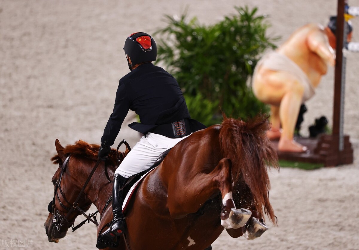 马术障碍赛图片(东京奥运会赛马障碍赛，真人大小相扑雕塑吓坏马匹！之前已有马匹受伤被实施安乐死！网友：别让悲剧重演了)