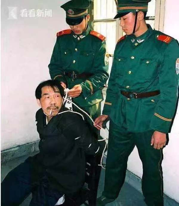 劳荣枝案开庭前哥哥接受专访：24年没见面很想法庭上见一面，她也曾想活好，民警上门拍视频，说她想见家人