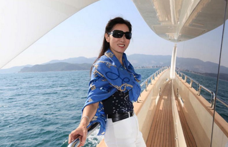 王健林背后的女人,帮万达还债2000多亿,助万达起死回生