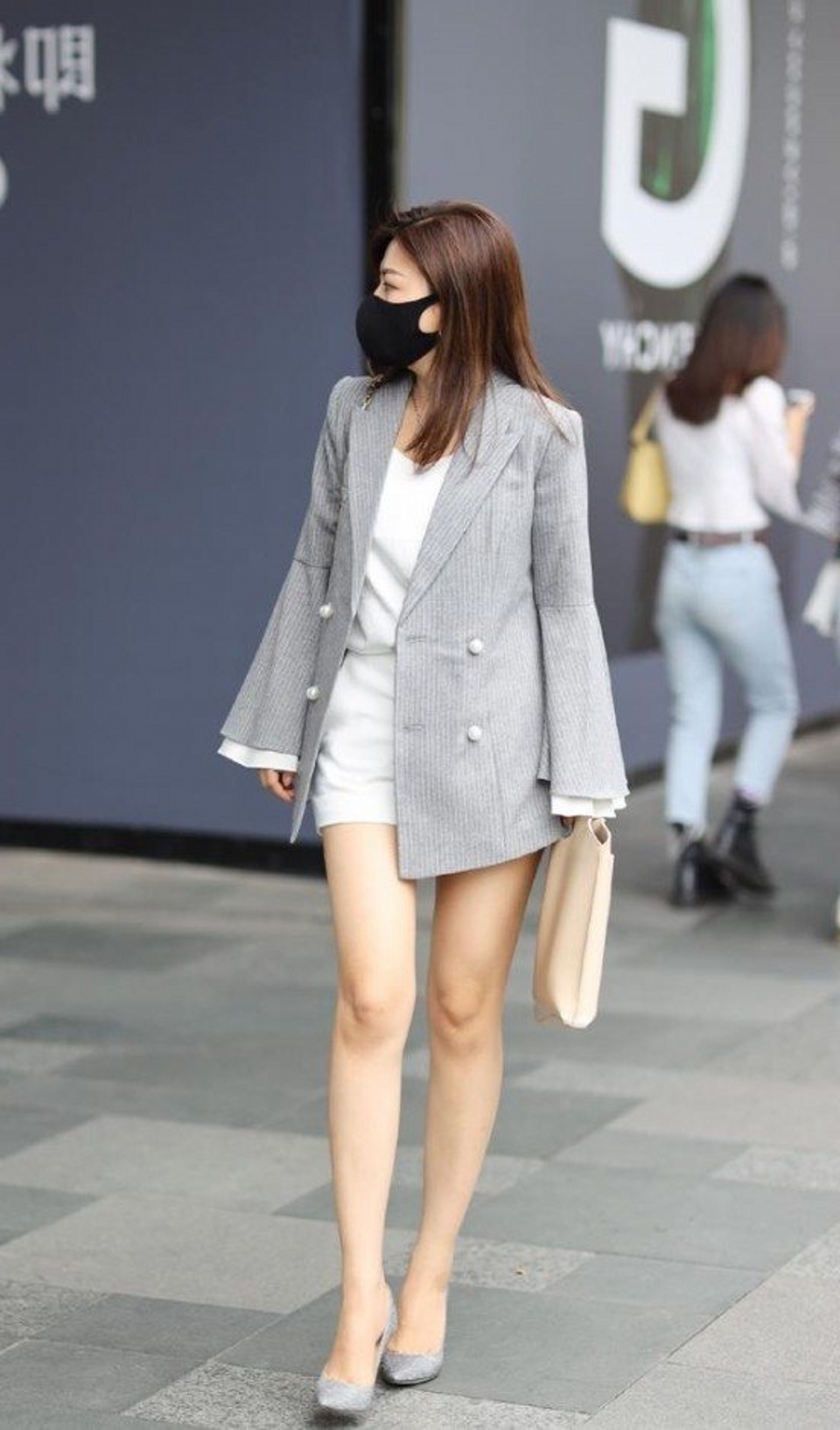 路人街拍，穿上白色吊带，让美女更能展现都市女性的时髦魅力