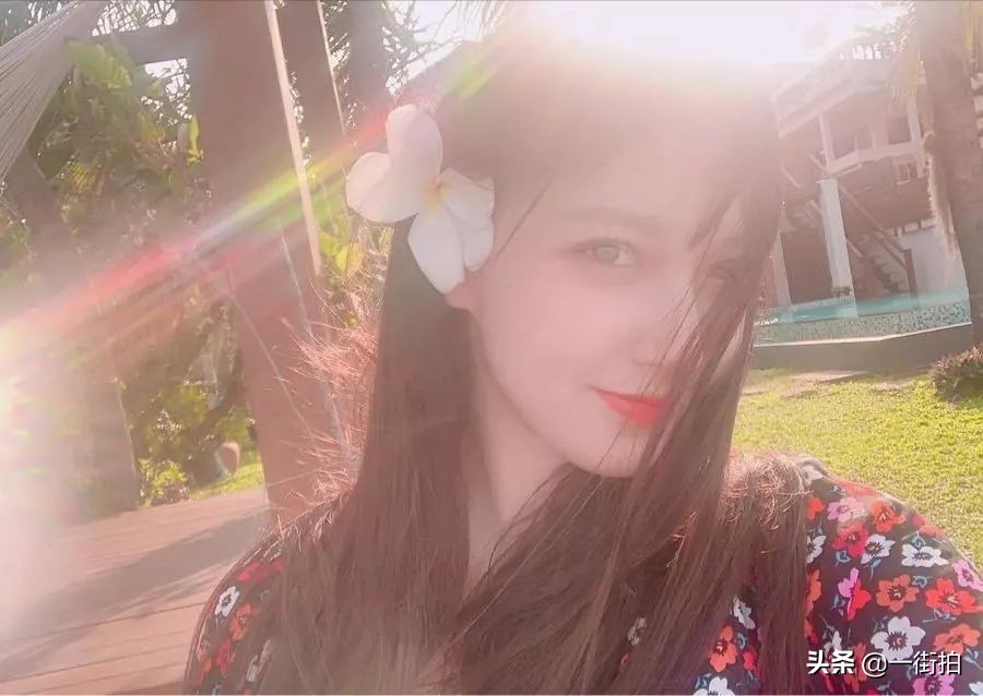 程潇碎花裙甜美度假风美爆了，宋祖儿卡其衣贝雷帽变身摄影家！