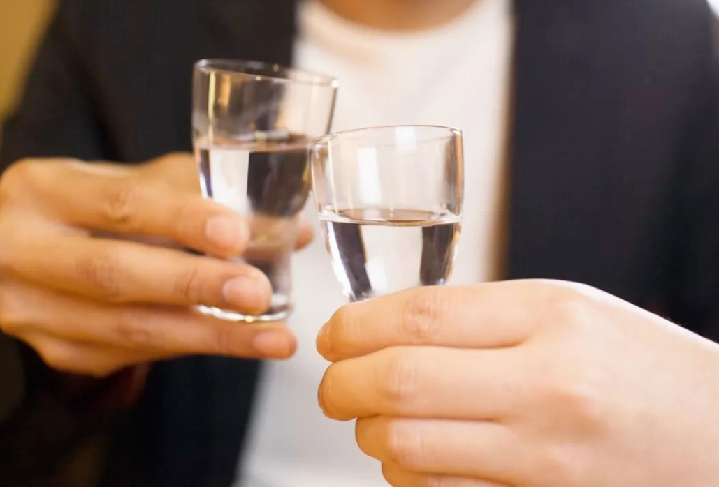 伏特加相当于我国的酒精酒,为何前者受追捧,后者则被"拉踩"?