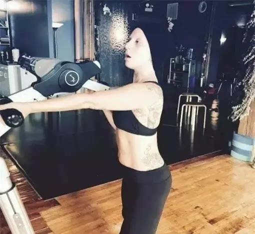 Lady gaga自曝遭性虐怀孕，但不愿透露人渣姓名，网友：炒作？