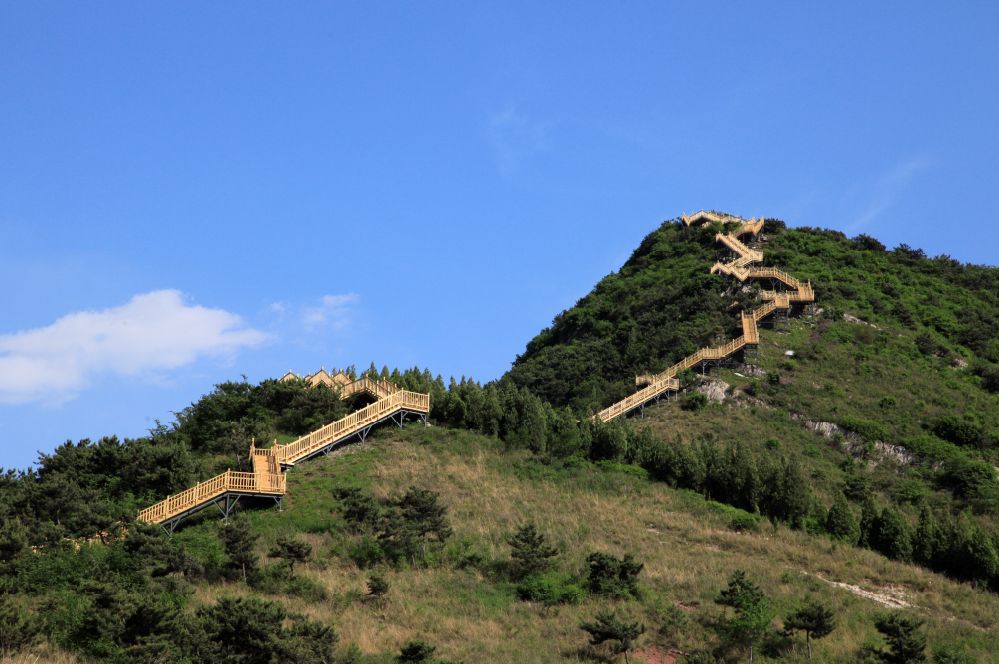 成山,又名城山,位于迁安市太平庄镇,景区内的山体大部分为震旦系叠