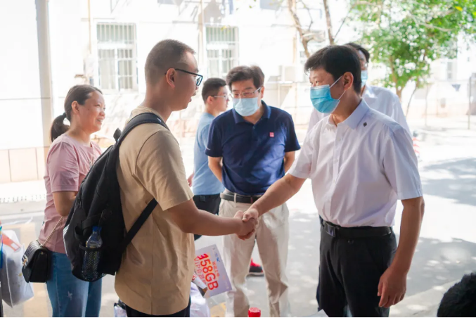 现场直击！华中师范大学开学了，5000余名新生报到，党委书记帮忙搬行李！
