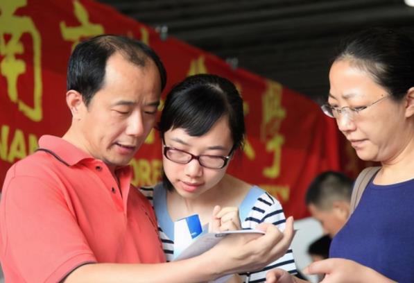 高考生成绩300分被本科录取，通知书拿在手里，学生却笑不出来