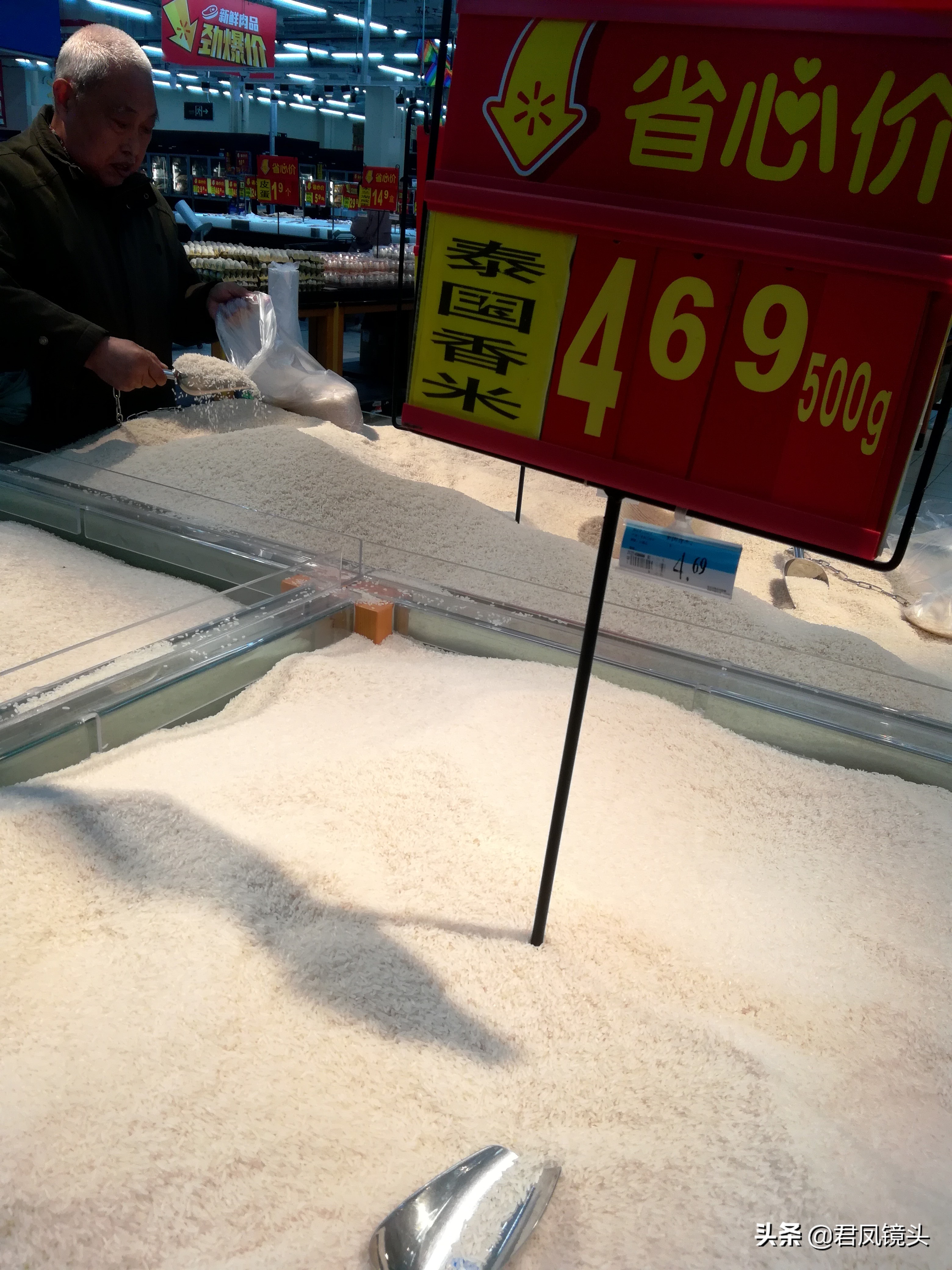 湖北宜昌：市民在沃尔玛超市选购大米；泰国香米4.69元一斤