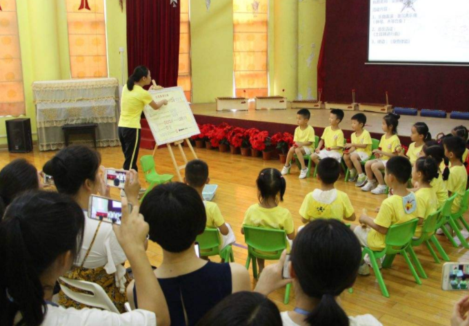 学前教育专业除了当幼儿园老师，还有别的出路，毕业生应提早准备
