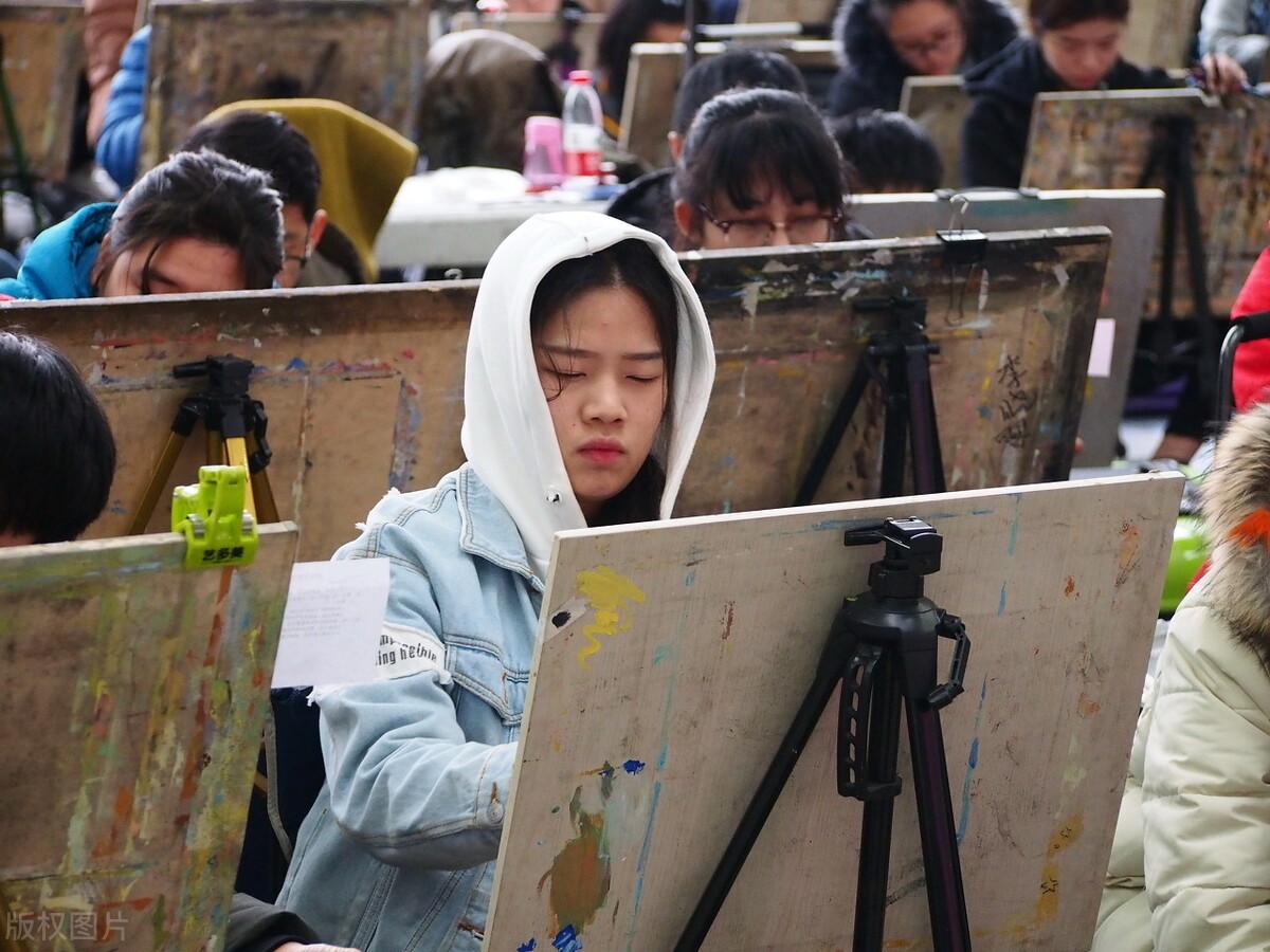艺术生考大学很容易？艺考的艰辛非文化生可想象，尤其是这两年