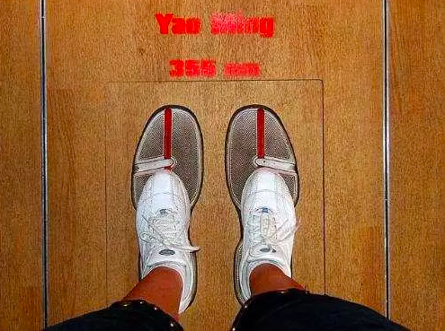 姚明鞋子穿多大码(据说这是给姚明定制皮鞋,也就～小臂 手掌这么长吧!