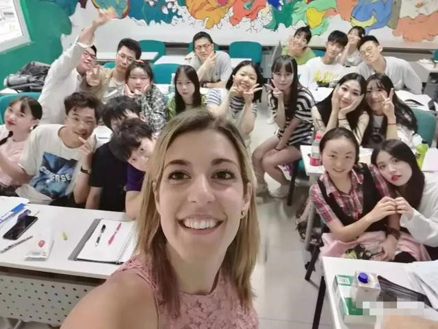 喜迎教师节，泓钰意大利语培训学校今天举行庆祝晚会