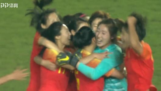 点球4-2！中国女足战胜巴西女足，2场0丢球夺冠，疯狂拥抱1功臣