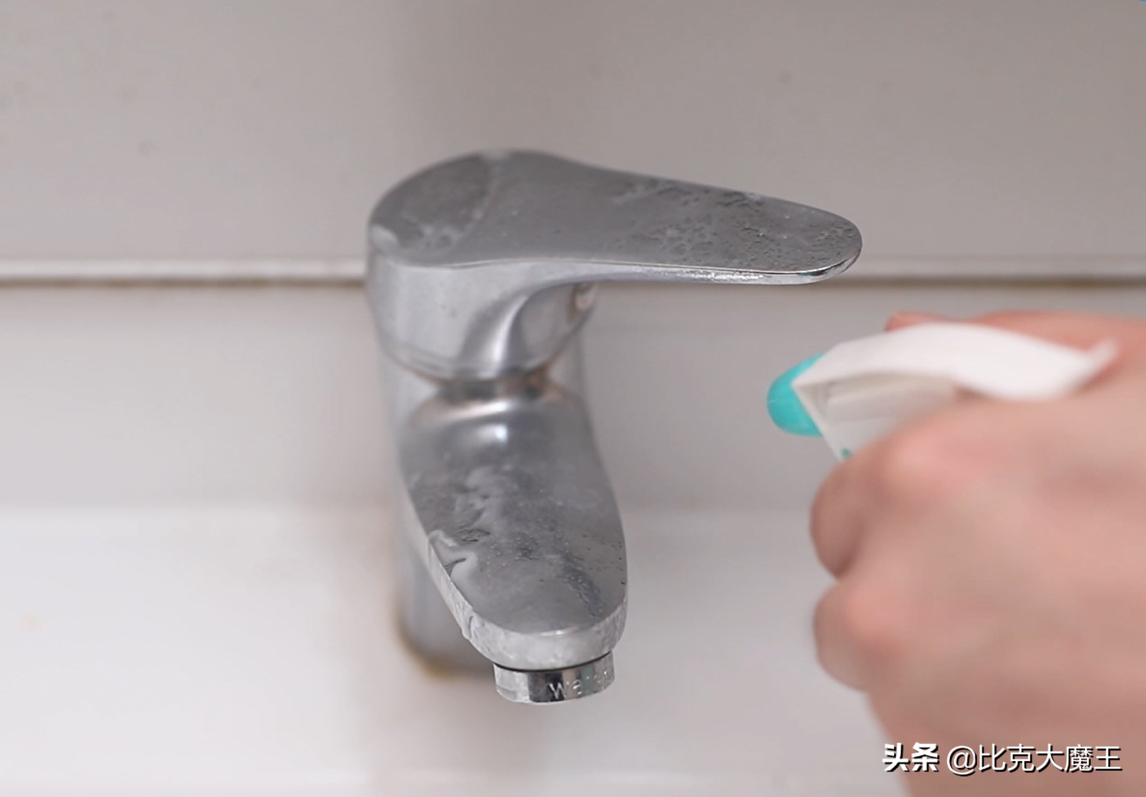 白醋加牙膏混合一起，做成清潔劑，清潔污垢一點(diǎn)都不費(fèi)勁，太棒了