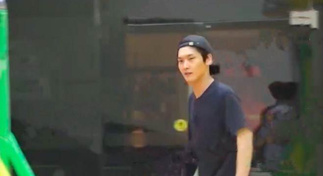 95后男星恋情曝光！当众被摸腿后同回酒店，喂女方吃东西关系暧昧