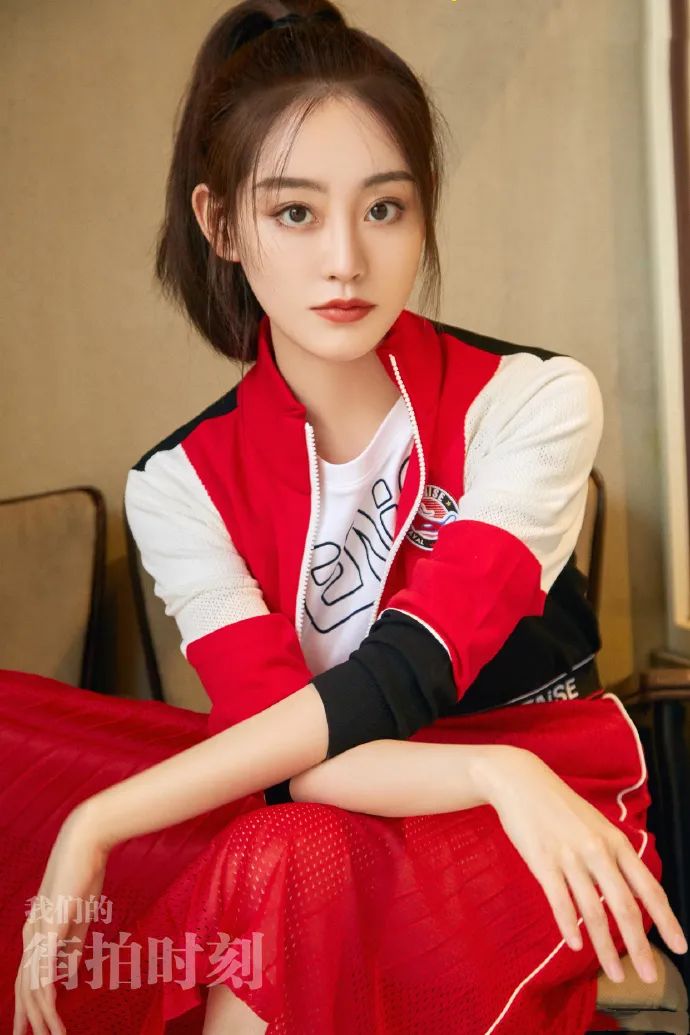 祝绪丹真是会展现女人味！运动服配高跟鞋穿，“丝袜腿”好会撩