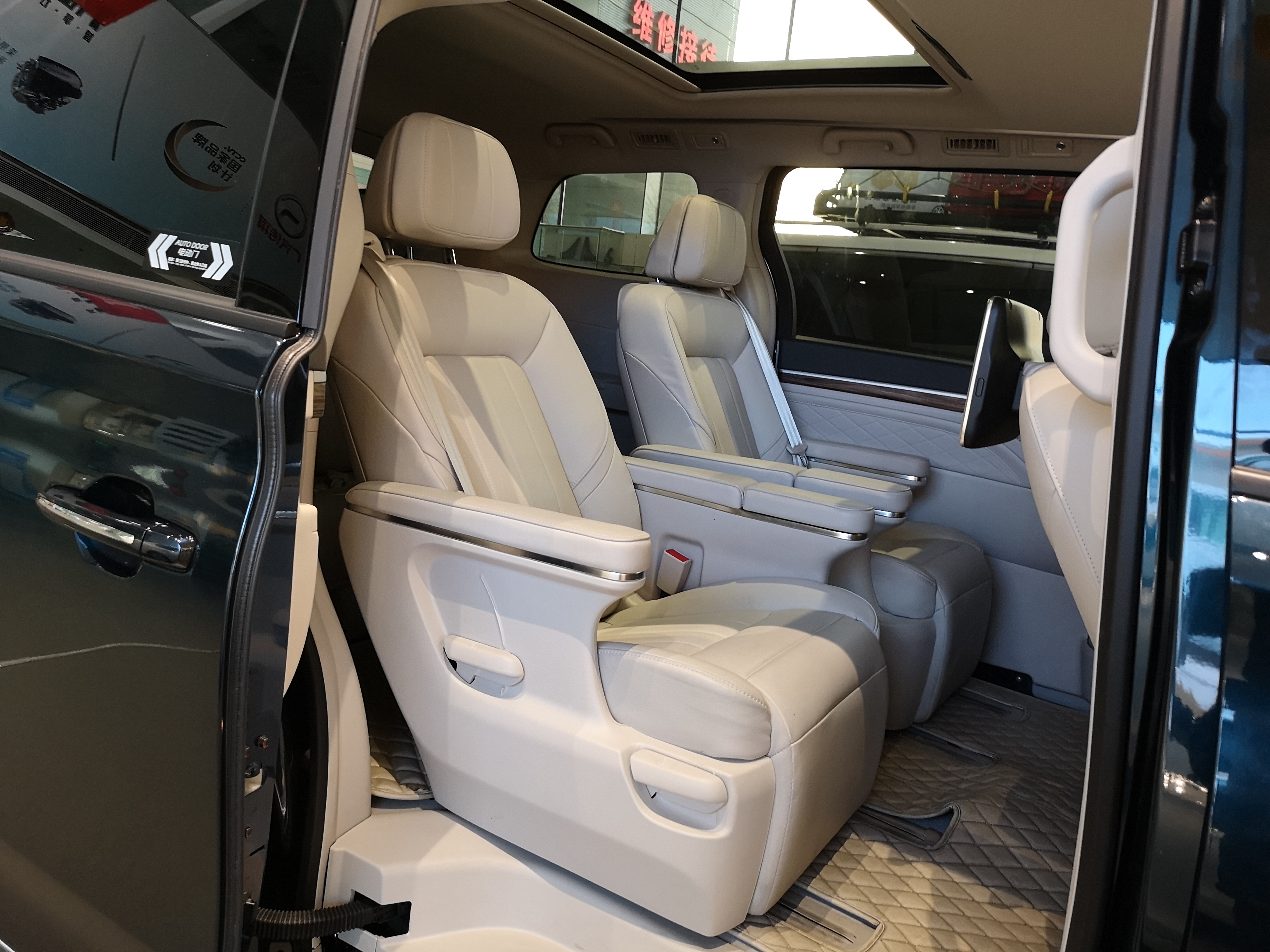 国产mpv最强音 到店欣赏广汽传祺gm8旗舰版