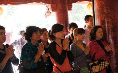 直击越南全国88万人高考！祈福和刷题一样壮观