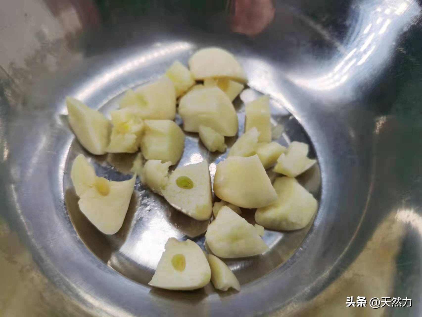 炝炒手撕包菜的做法（手撕包菜详细的做法技巧）