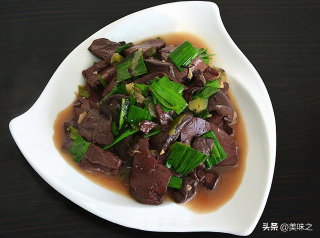 17道和蒜苗搭配的家常菜做法，口味鲜美，营养丰富