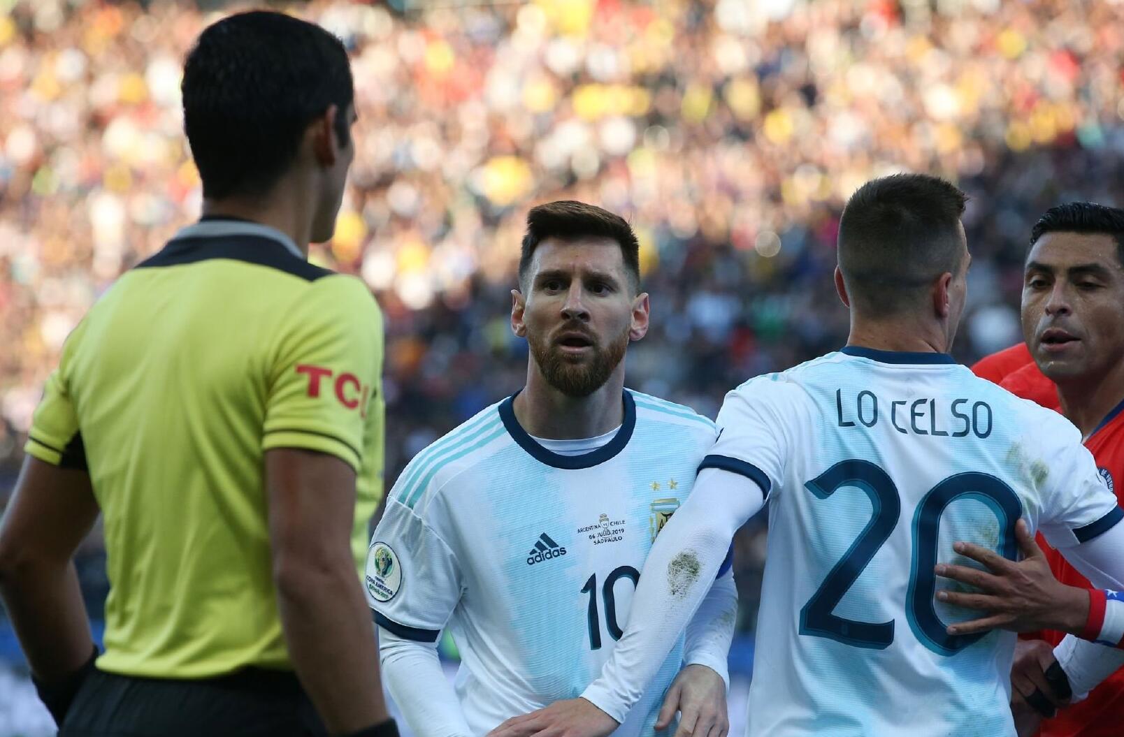 梅西被挑衅反被红牌罚下,阿根廷2