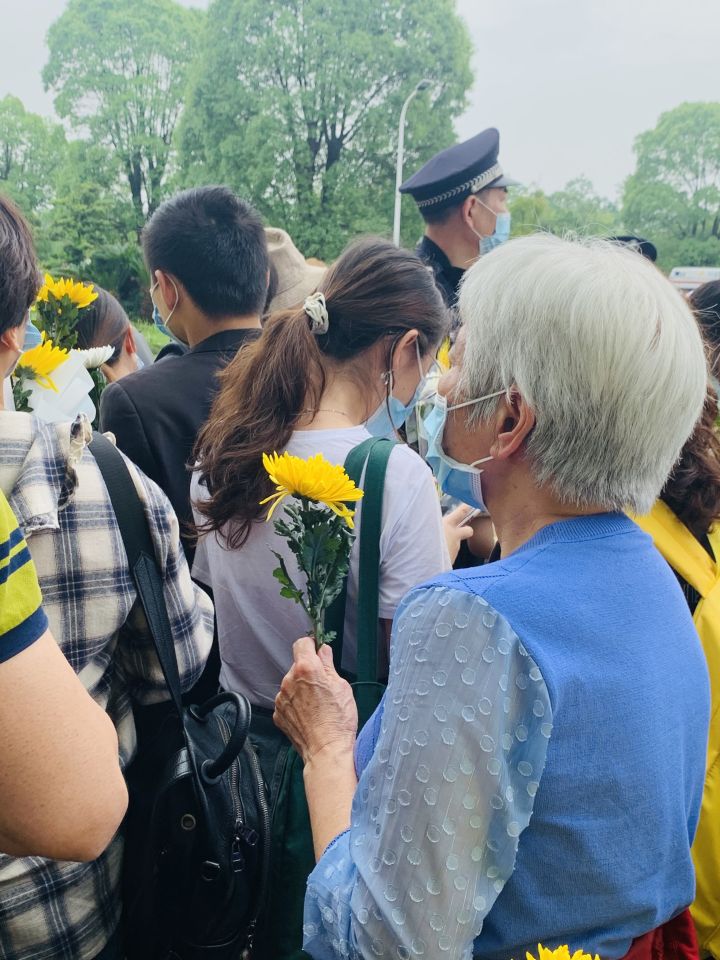 世上没有神仙，也无需立庙，每一缕炊烟，都飘自人间的怀念