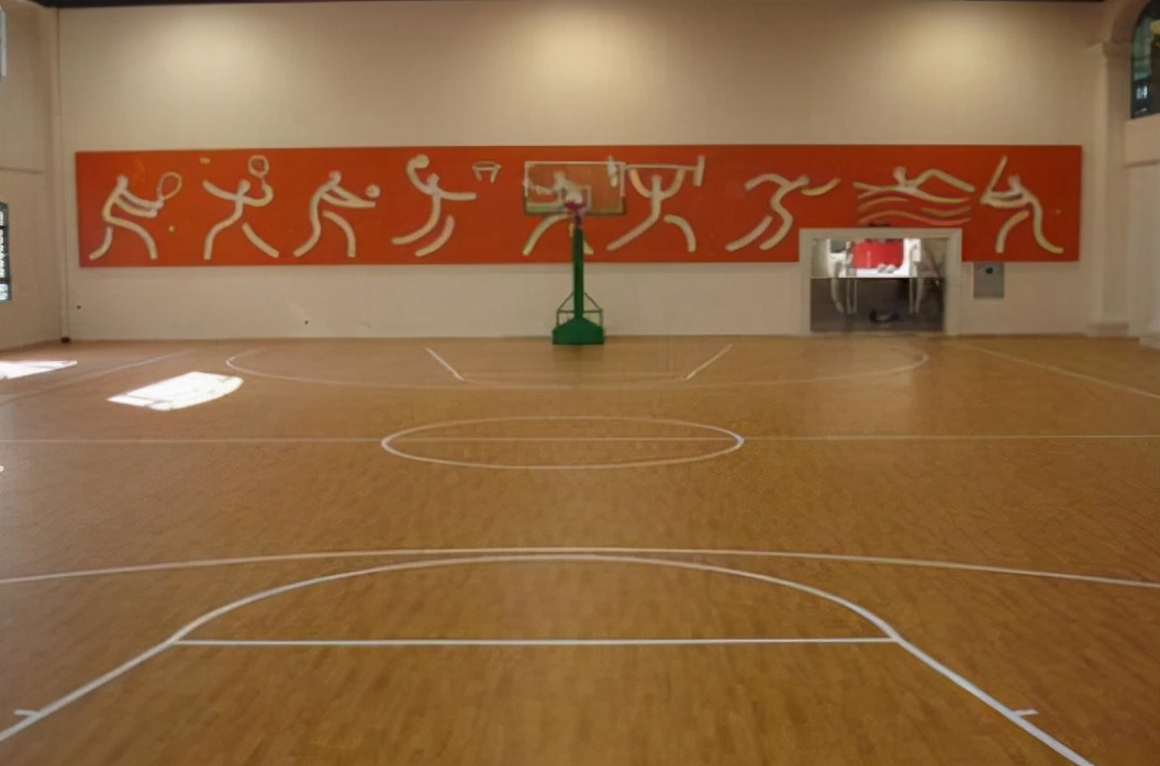 一个篮球场占地面积是多少（建一个半场篮球场需要多少钱？）