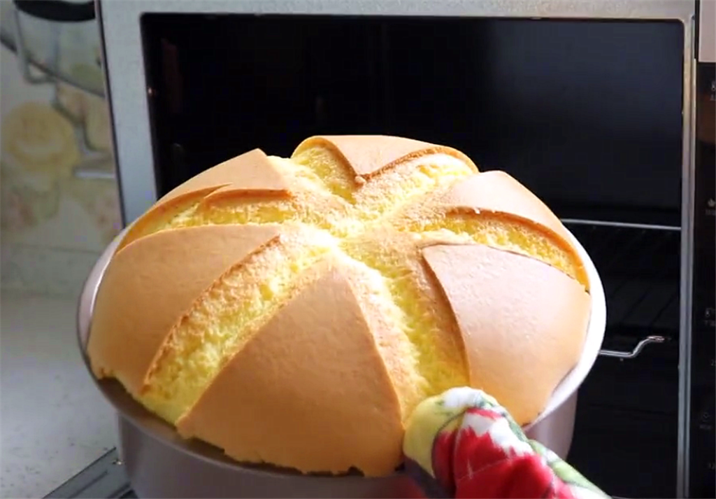 家里制作蛋糕简单方法（只需三步就能做出松软的蛋糕）