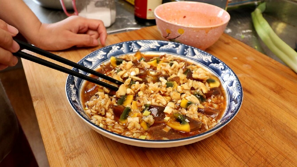 做凉拌皮蛋时，学会这样调汁，开胃爽口，美味翻倍，夏天吃正合适