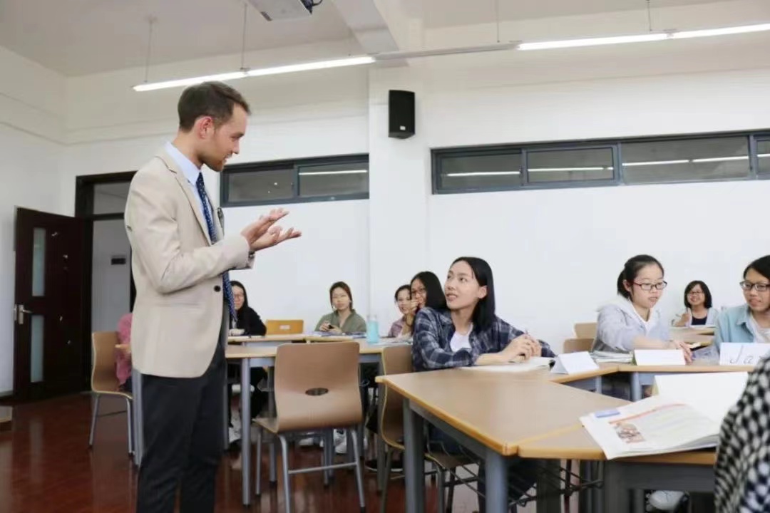 文学类就业前景好的专业排名，汉语言文学仅排第二，英语备受欢迎
