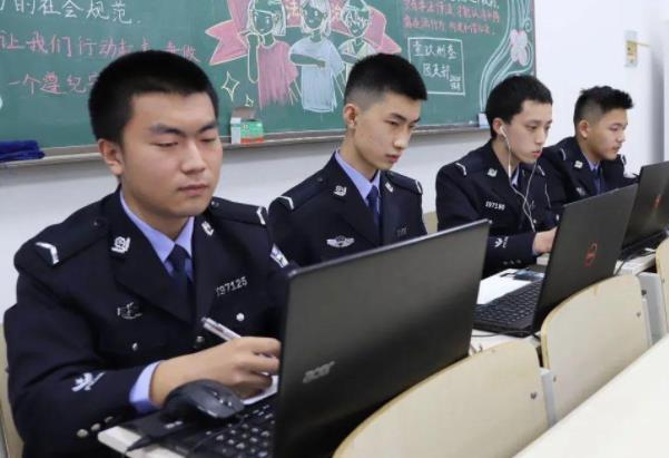 江苏这所大学成了公务员的摇篮，明明是二本，录取分数比一本还高