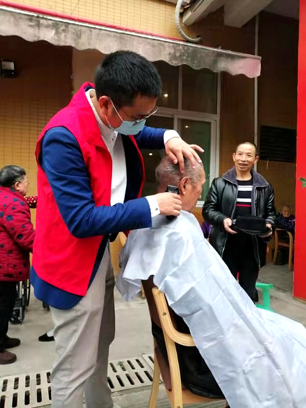 众扶高新志愿者养老院里服务忙