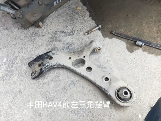 丰田RAV4自动挡前左下摆臂拆卸图解