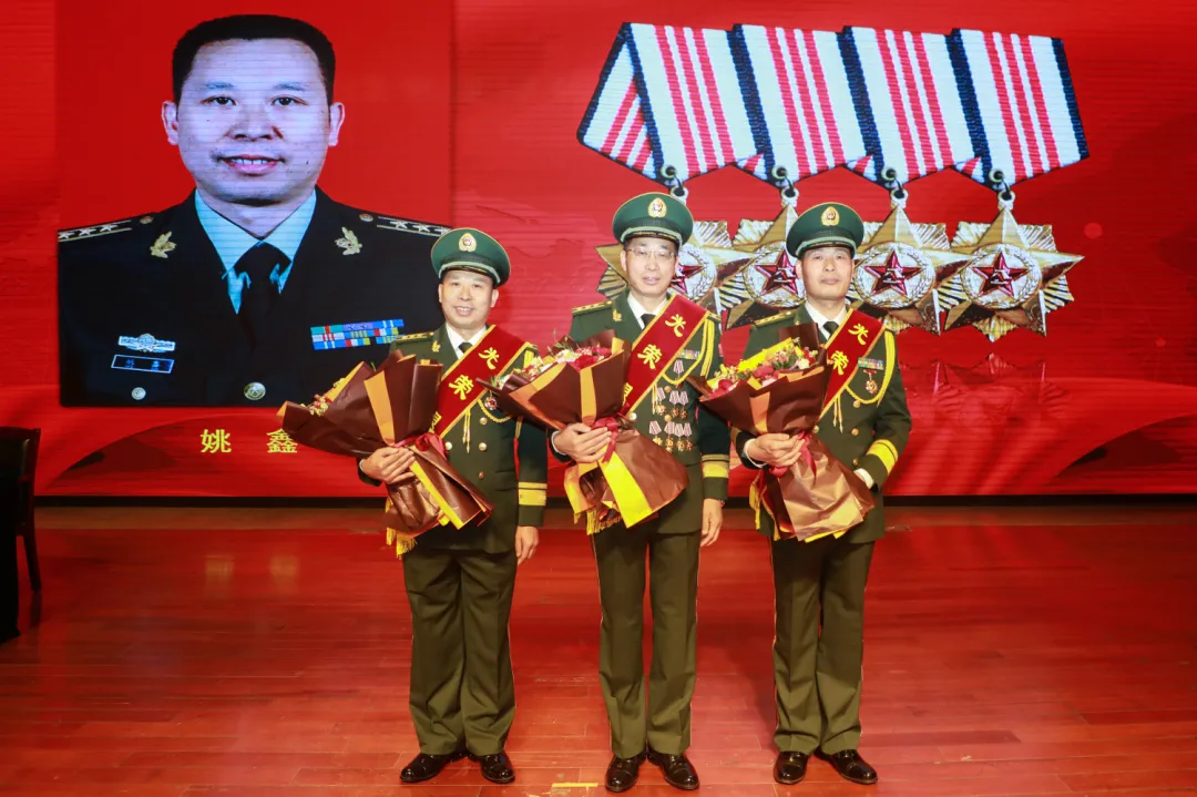 军官退役仪式，开始了