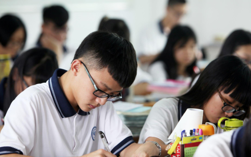 新高考“弊端”逐渐显现，选科成为大问题，物理化学政治并非良配