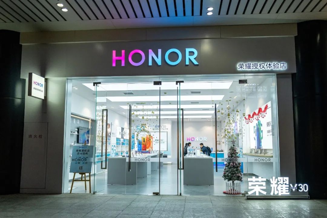 渠道商“拯救”荣耀：30余家代理商、经销商共同收购