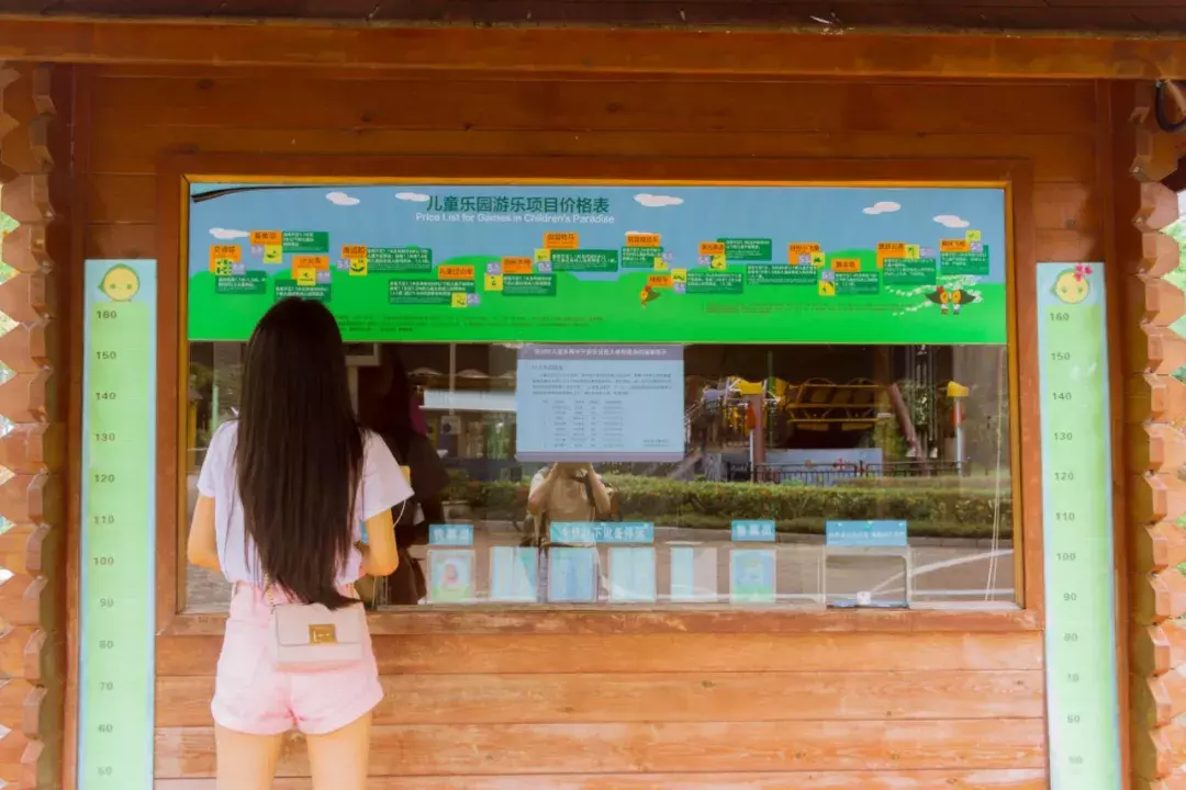 售票处只收现金,也可按指示手机扫码购买嘻嘻和小简听到价格的瞬间