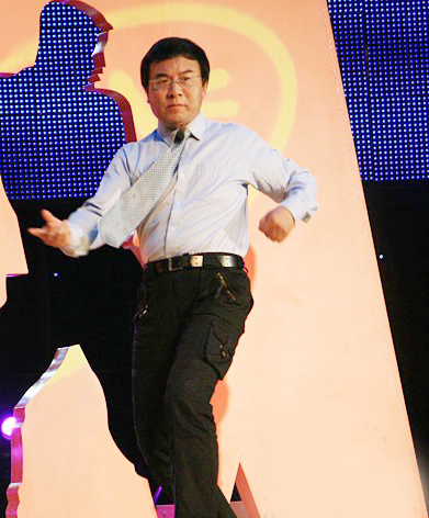 体育解说员韩乔生照片(央视名嘴韩乔生:与初恋妻子爱一生,在母亲与