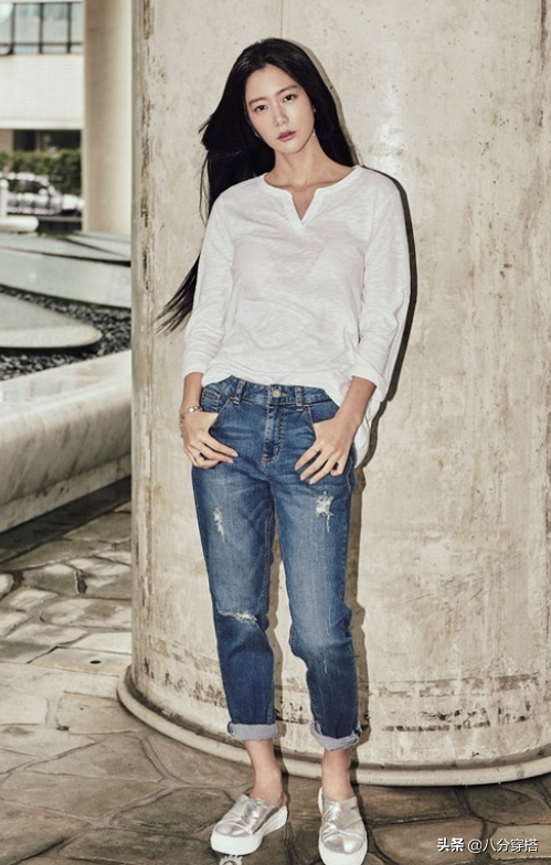 克拉拉变身“清纯大学生”，白衬衫搭牛仔裤秀长腿，简单却高级